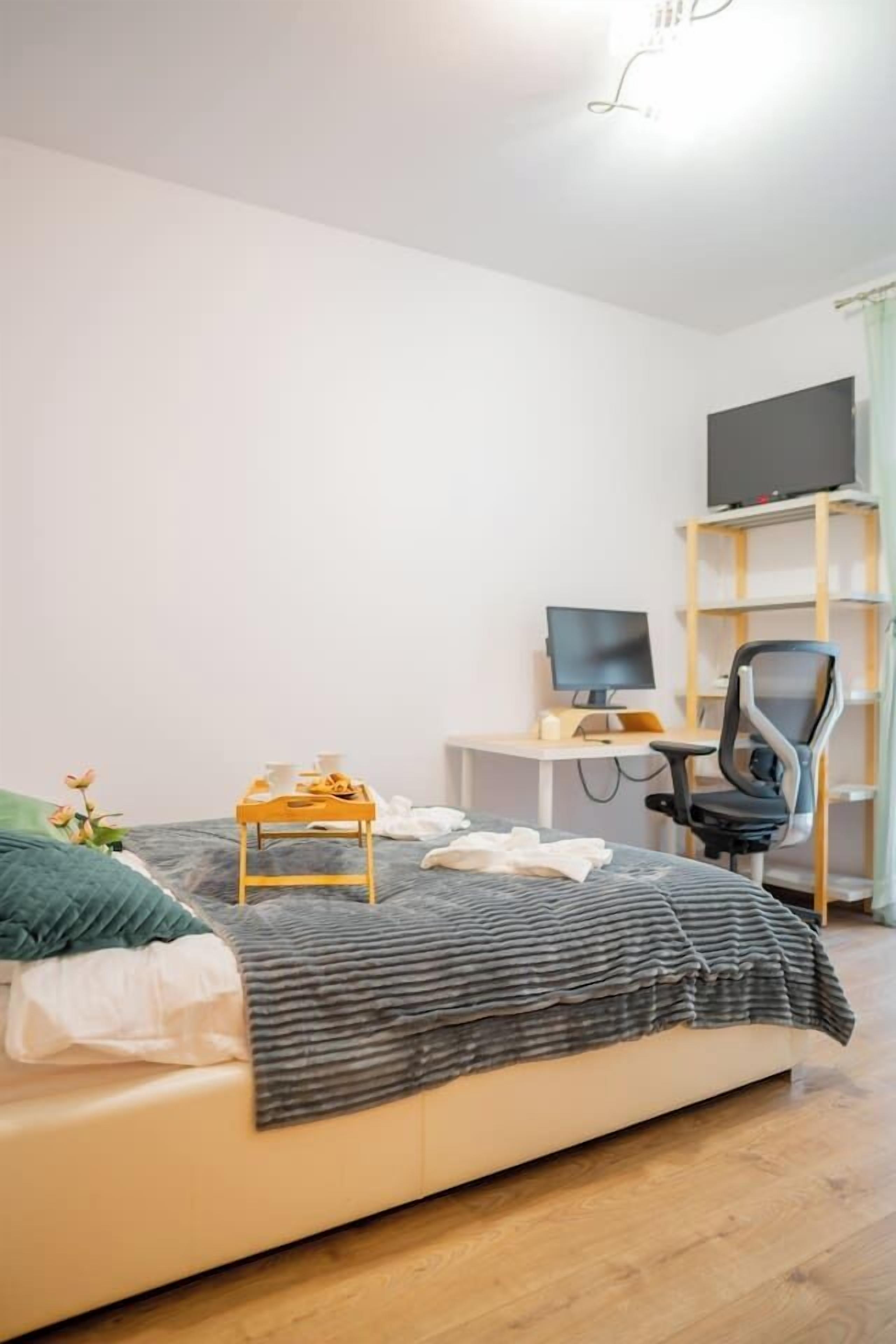 Een bureau, een strijkplank/strijkijzer, wifi, beddengoed