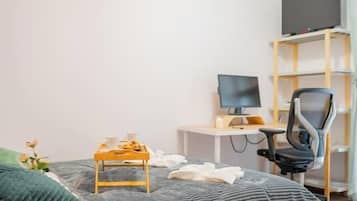 Een bureau, een strijkplank/strijkijzer, wifi, beddengoed