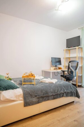 Escriptori, planxa i posts de planxar, wifi i roba de llit 