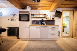 Jääkaappi, uuni, liesi, astianpesukone