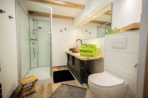 Suihku, hiustenkuivaaja, pyyhkeet, saippua