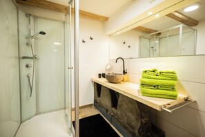 Douche, séchoir à cheveux, serviettes fournies, savon