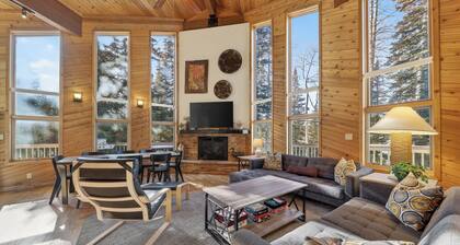 The Mod Pup Lodge, 3-Bedroom Cabin with Loft, Game Room and Ski Access