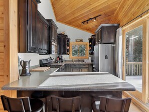 Fridge, microwave, oven, stovetop - The Mod Pup Lodge, 3-Bedroom Cabin with Loft, Game Room and Ski Access (Brian Head)