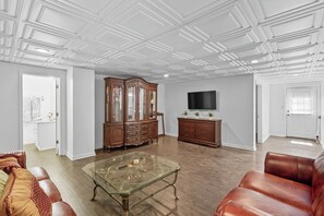Living area - Beautiful 6 Bedroom Estate Ready for World Cup Fans!! (McDonough)