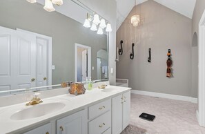 Towels, soap, toilet paper - Beautiful 6 Bedroom Estate Ready for World Cup Fans!! (McDonough)