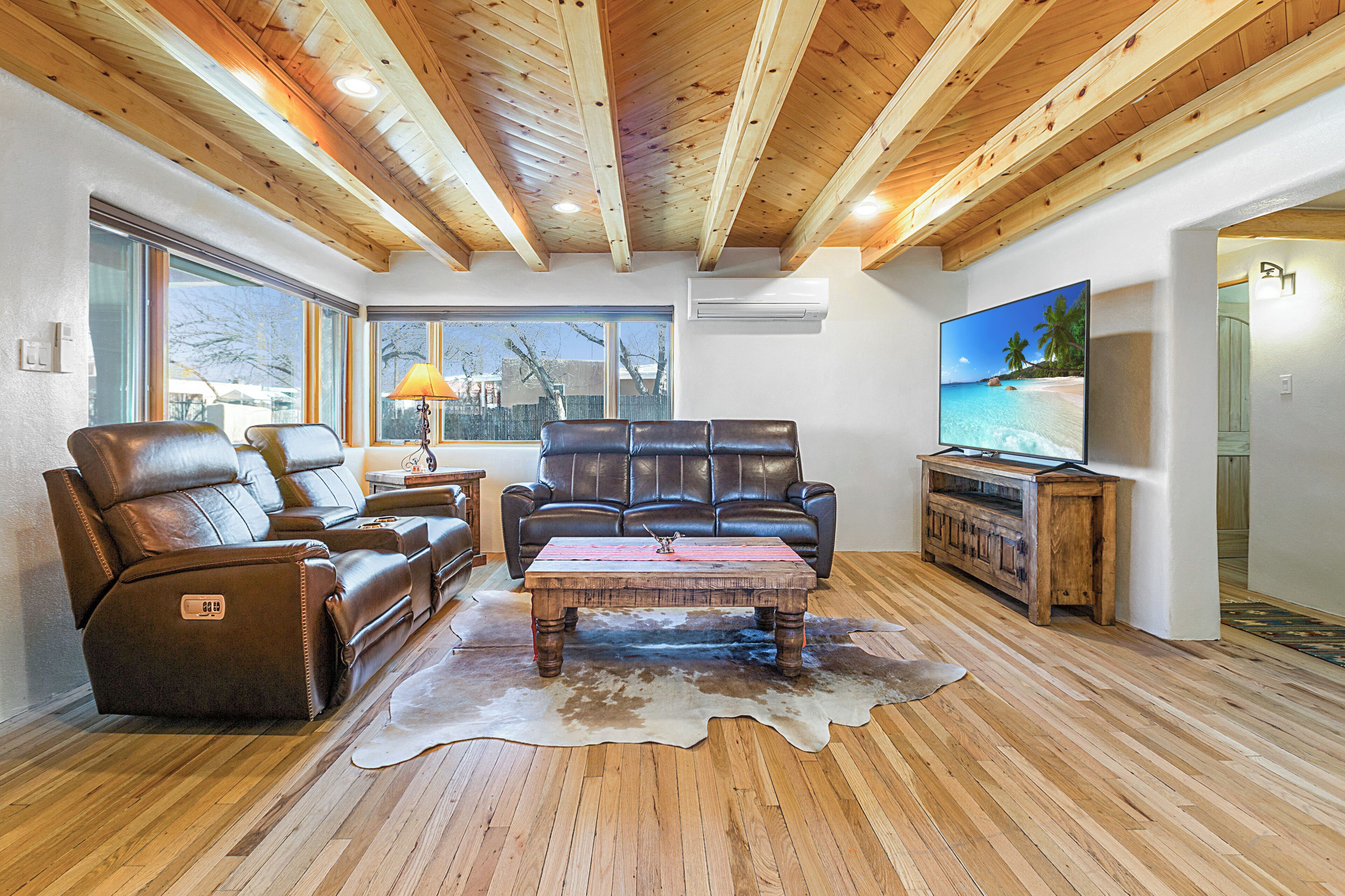 Una Smart TV, una chimenea