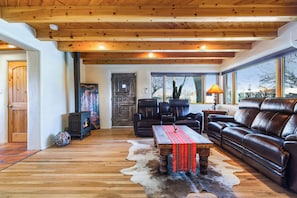 Smart TV, fireplace - 3Bdr Private Adobe Retreat - Gas Stove & Viga Ceilings + A/C (Santa Fe)