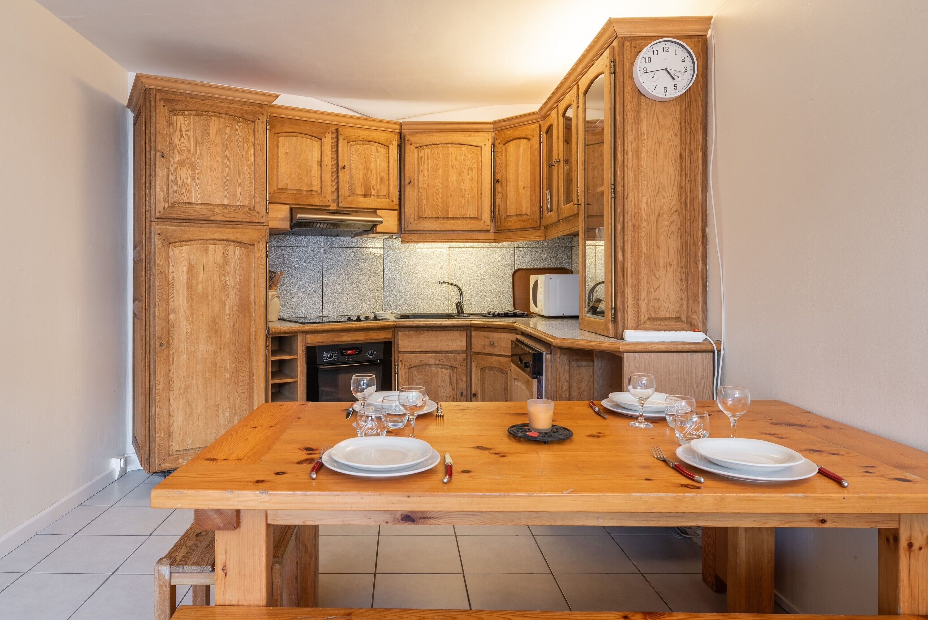 Køleskab, mikrobølgeovn, ovn, kogeplade