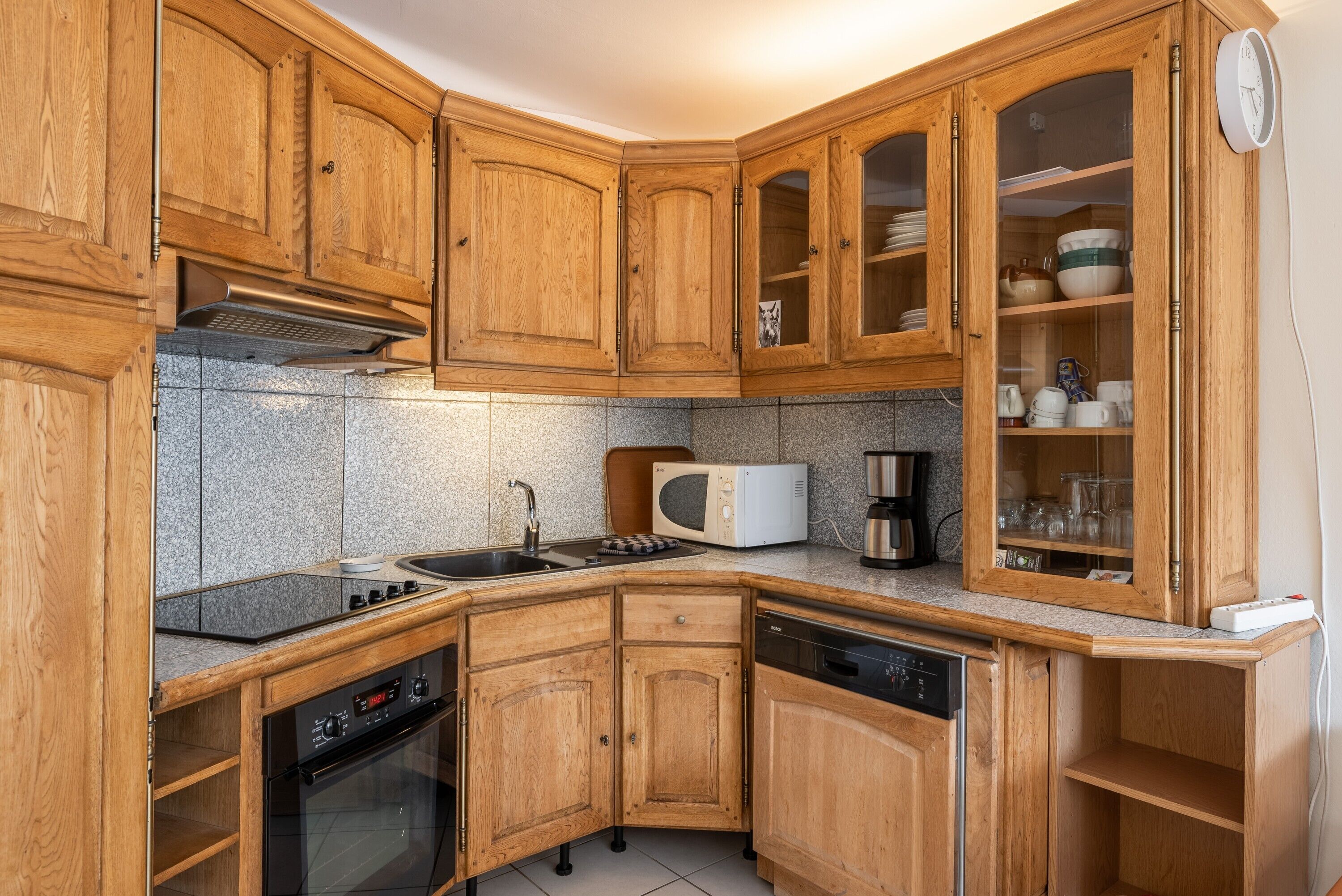 Køleskab, mikrobølgeovn, ovn, kogeplade