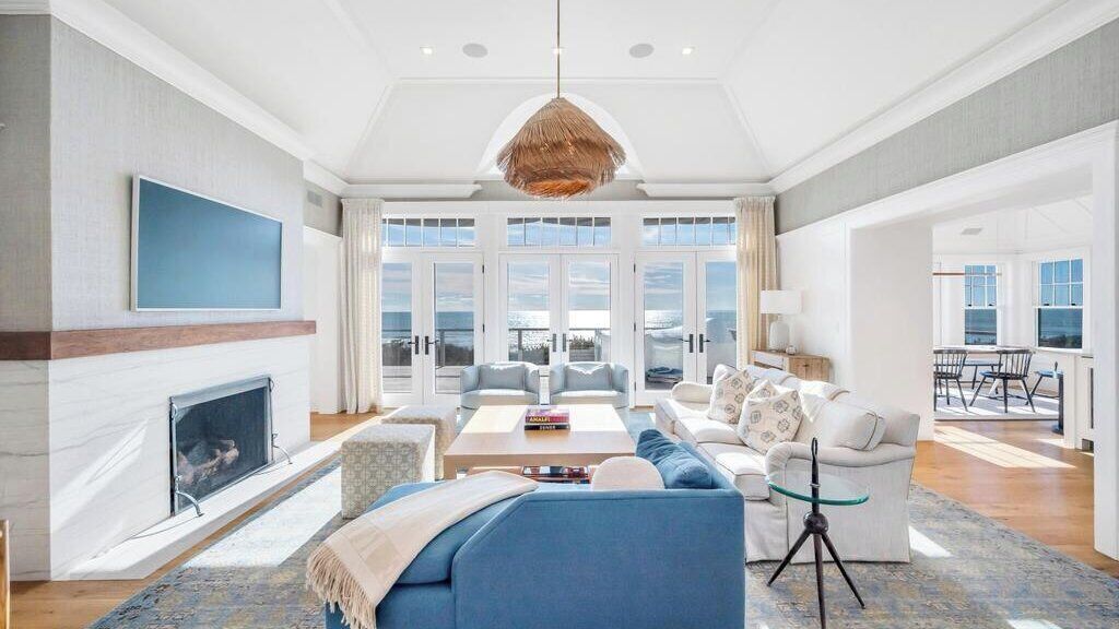 Smart TV, fireplace, stereo