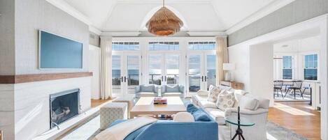 Smart TV, fireplace, stereo