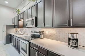 Geladeira, micro-ondas, fogão, cooktop