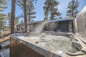 Outdoor spa tub - The Bear's Den | Hot Tub Retreat | Family Home (Morrison)