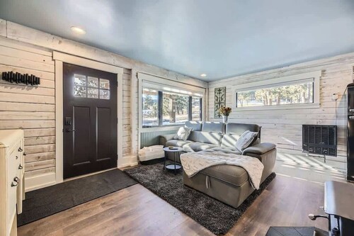 The Bear's Den, Hot Tub Retreat, Family Home | 30+