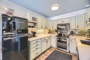 Frigorífic, microones, forn i placa de cuina 