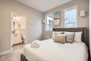 Iron/ironing board, WiFi, bed sheets - Luxe Rooftop Escape | City & Mountain Views (Denver)