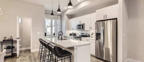 冷蔵庫、電子レンジ、オーブン、コンロ