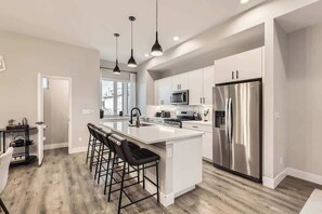 Fridge, microwave, oven, stovetop - Luxe Rooftop Escape - City & Mountain Views (Denver)