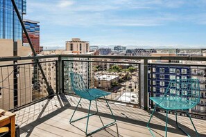 Property grounds - Art Lover's Dream: 2BD Luxury 30+ Day, Coors Field (Denver)