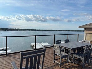 Outdoor dining - Sunset Shores, 4BR Lake Escape, Family Friendly (Arnolds Park)