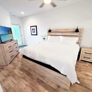 4 bedrooms, iron/ironing board, free WiFi, bed sheets - Sunset Shores, 4BR Lake Escape, Family Friendly (Arnolds Park)