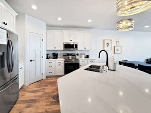 Refrigerador, microondas, horno y parrilla de estufa 