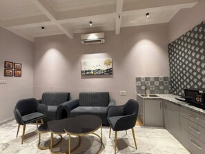 Luxury Suite, City View | Living area