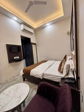 Deluxe Double Room, City View | Soundproofing, iron/ironing board, free WiFi