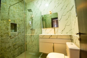 Superior Apart Daire, Balkon, Şehir Manzaralı | Banyo | Ücretsiz banyo/kozmetik ürünleri, saç kurutma makinesi, bide, havlu 