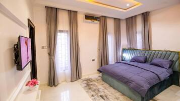 Superior appartement, balkon, uitzicht op stad | Een bureau, een laptopwerkplek, verduisterende gordijnen