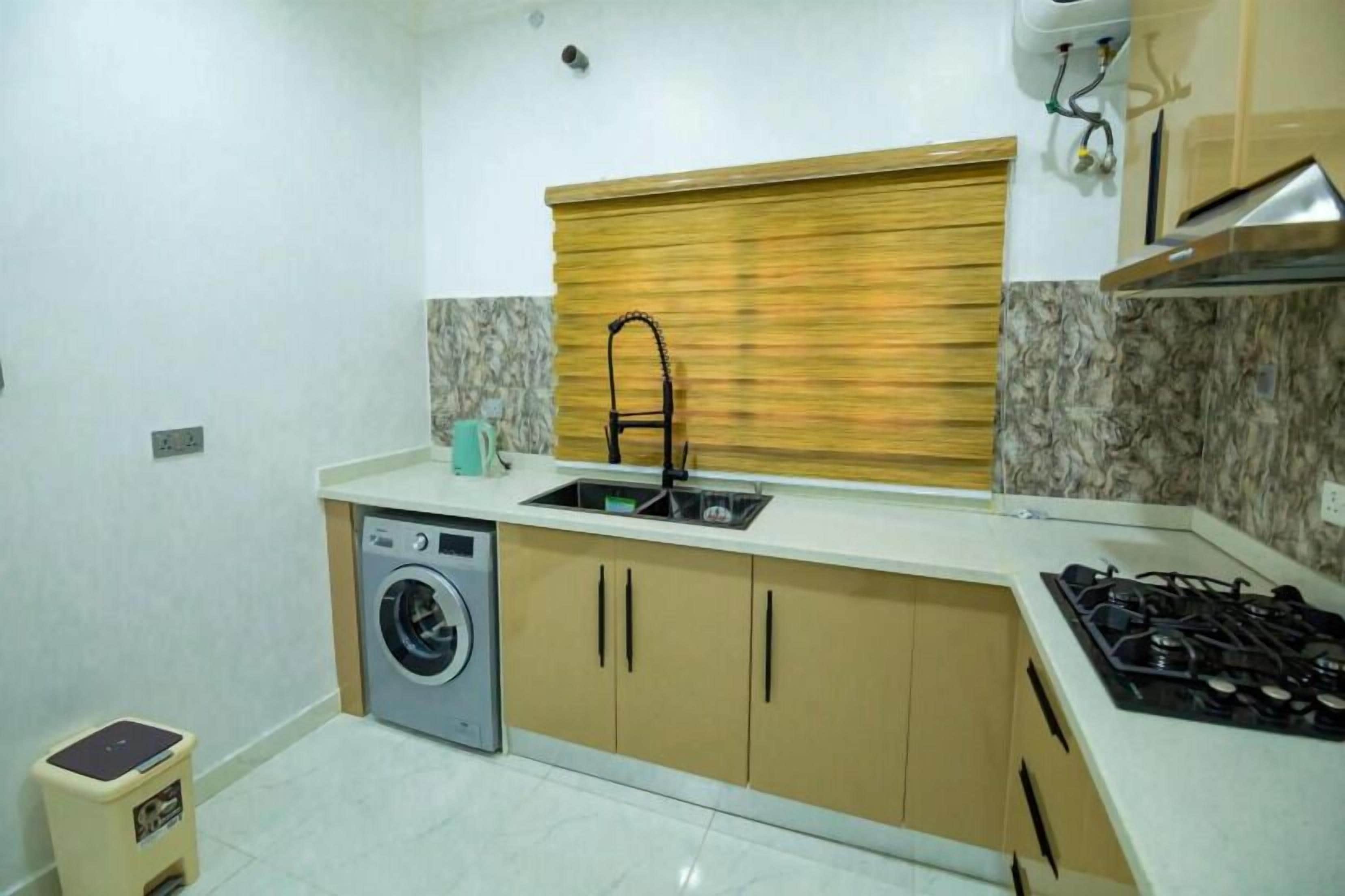 Superior Apartment, Balcony, City View | Private kitchen | Fridge, microwave, oven, stovetop