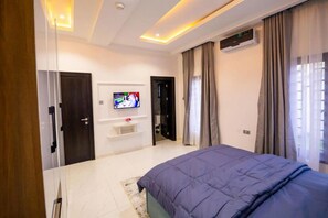 Desk, laptop workspace, blackout curtains, soundproofing - Naya's Apartment (Abuja)