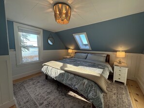 4 makuuhuonetta, työpöytä, silitysrauta/-lauta, vauvan matkasänky