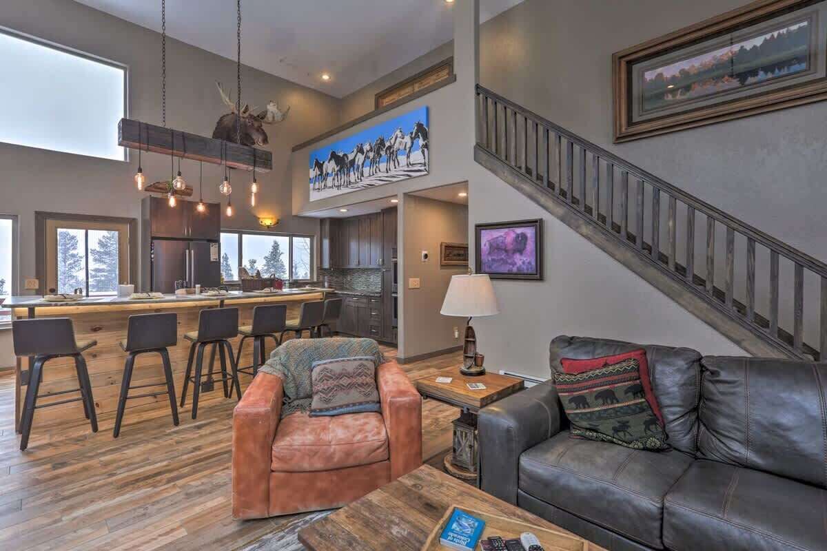 Una televisión, una chimenea, un futbolín, un reproductor estéreo