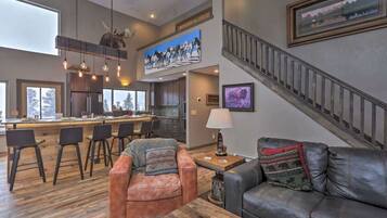 Una televisión, una chimenea, un futbolín, un reproductor estéreo