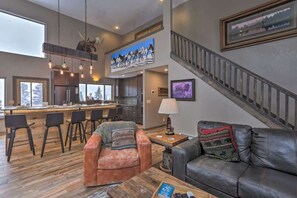 Una televisión, una chimenea, un futbolín, un reproductor estéreo