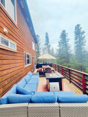 Outdoor dining - Coyote Cottage Retreat, Hot Tub, Deck, Mtn Views (Black Hawk)