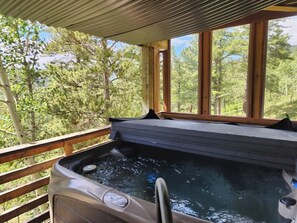 Outdoor spa tub - Coyote Cottage Retreat, Hot Tub, Deck, Mtn Views (Black Hawk)