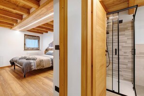1 slaapkamer, een strijkplank/strijkijzer, wifi, beddengoed