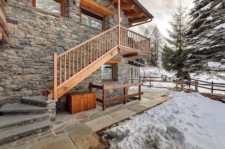 Exterior. Apartment 'La Mèizòn' with Mountain View, Shared Garden and Wi-Fi
