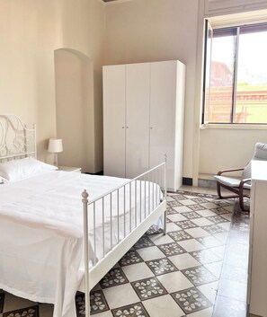 2 bedrooms, iron/ironing board, Internet, bed sheets