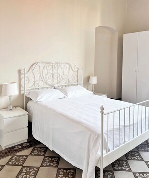 Tabla de planchar con plancha, internet y ropa de cama 