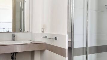 Regadera, secadora de cabello, bidet, toallas
