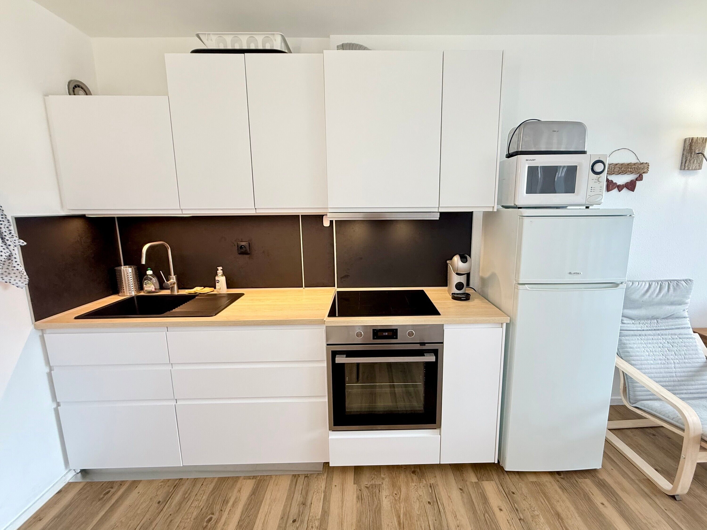 Een koelkast, een microgolfoven, een oven, een kookplaat