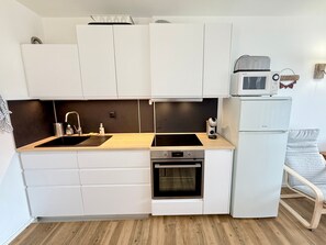 Een koelkast, een microgolfoven, een oven, een kookplaat