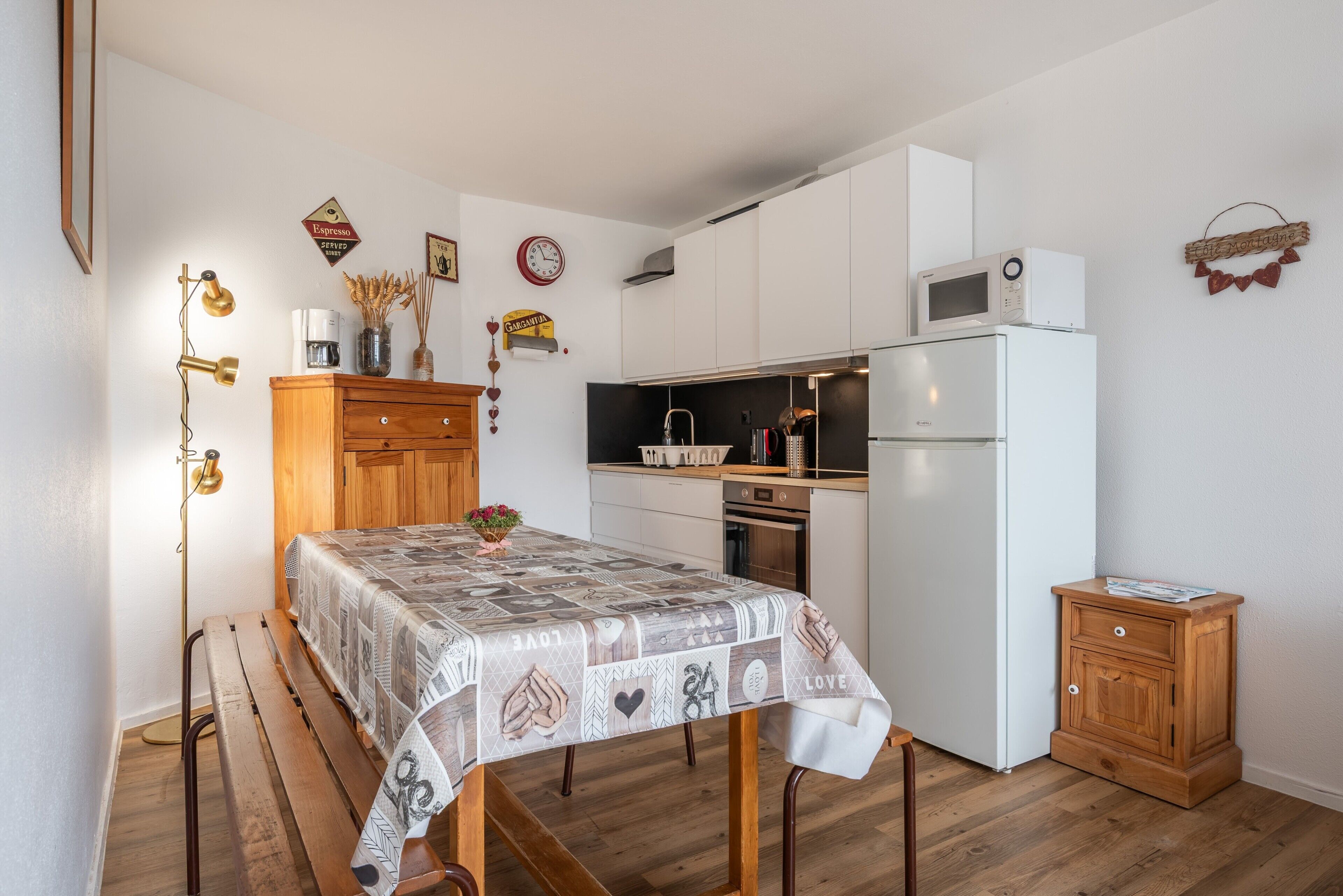 Een koelkast, een microgolfoven, een oven, een kookplaat