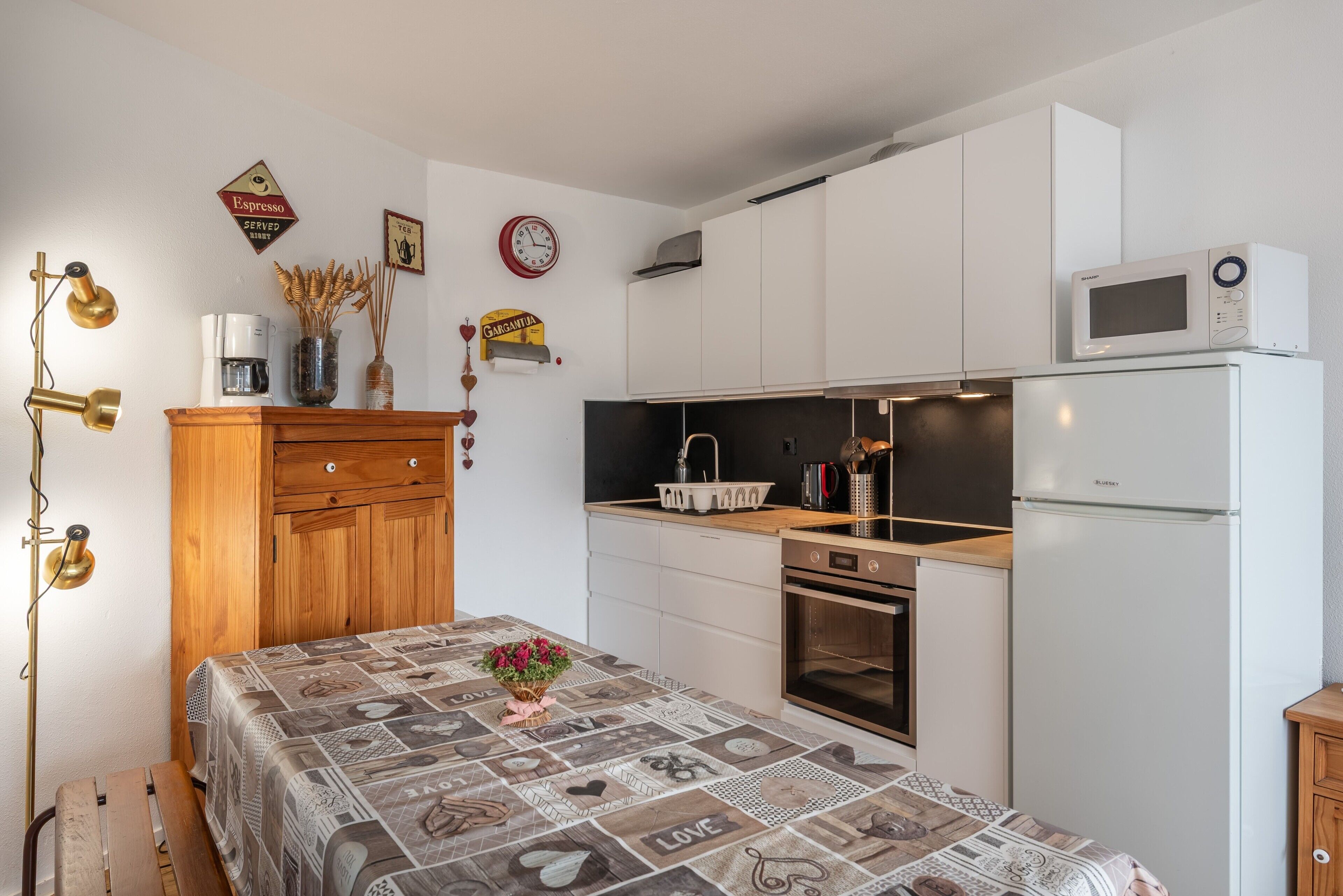 Kühlschrank, Mikrowelle, Ofen, Herdplatte
