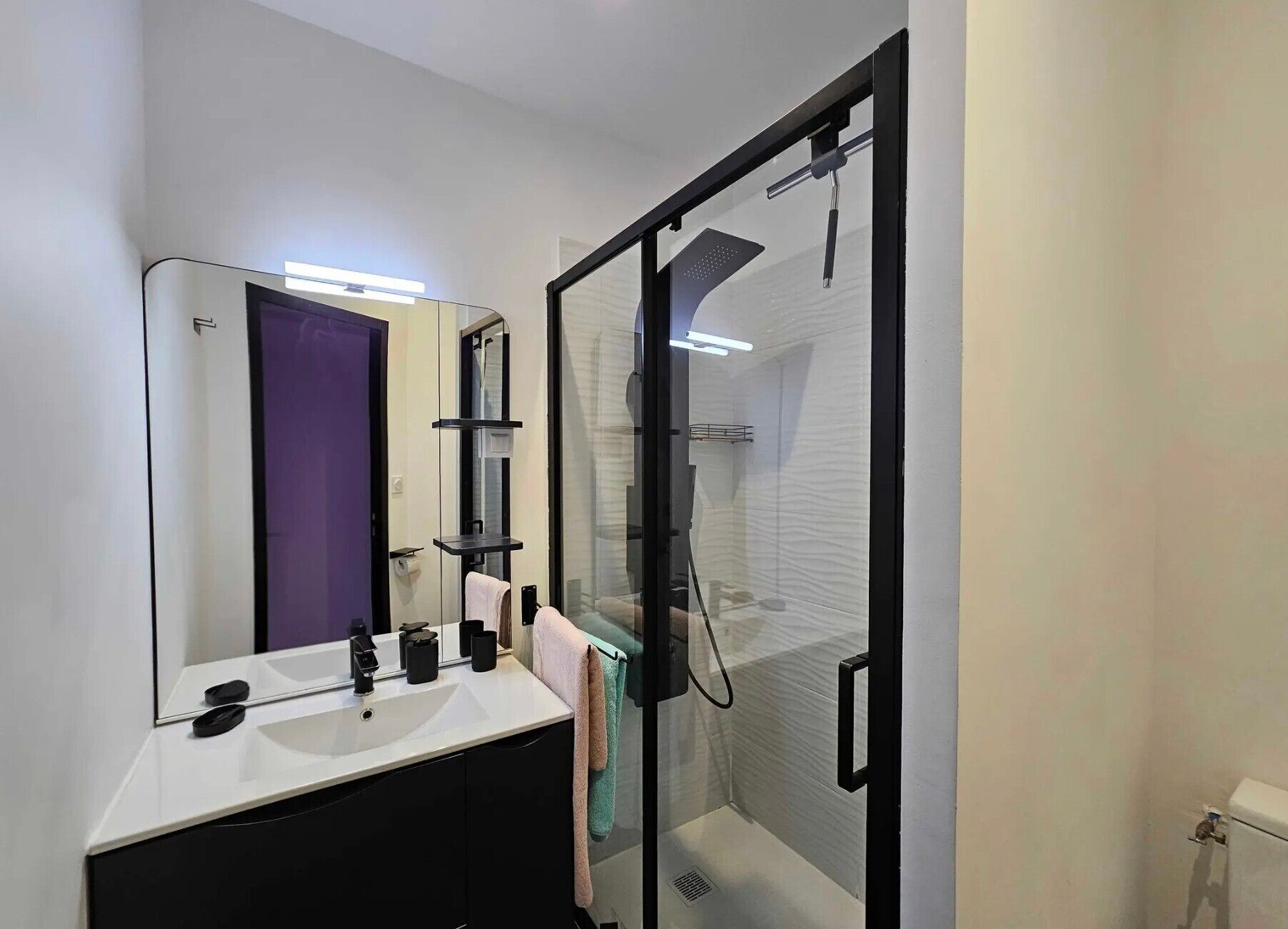 Douche, serviettes fournies