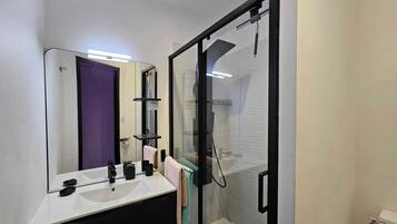 Douche, serviettes fournies